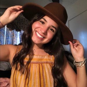 Meet your Posher, Julissa